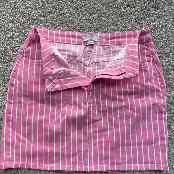 Pink striped miniskirt - Picture 3 of 3